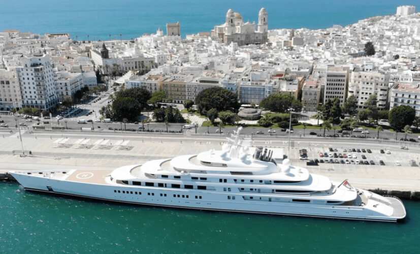 Construído por mais de 4.000 pessoas em 4 anos, o Azzam é ​​o maior superiate do mundo.