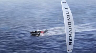 Rebocado por uma pipa, o veleiro SP80 patrocinado pela Richard Mille visa estabelecer um novo recorde mundial de velocidade viajando a mais de 90 mph