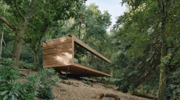O Looking Glass Lodge é um retiro pitoresco na floresta com fachadas de vidro que permitem que você se conecte com a natureza
