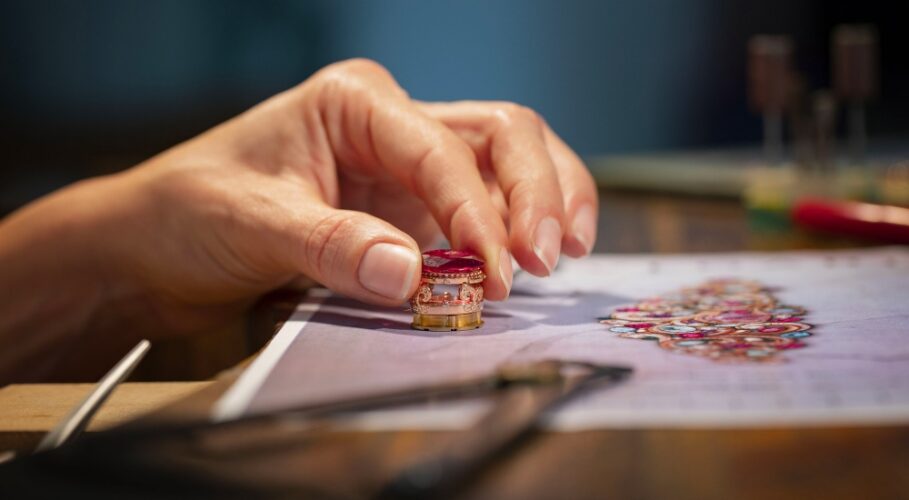 Bulgari celebra mais de 100 anos de criatividade relojoeira no cativante livro “Beyond Time”