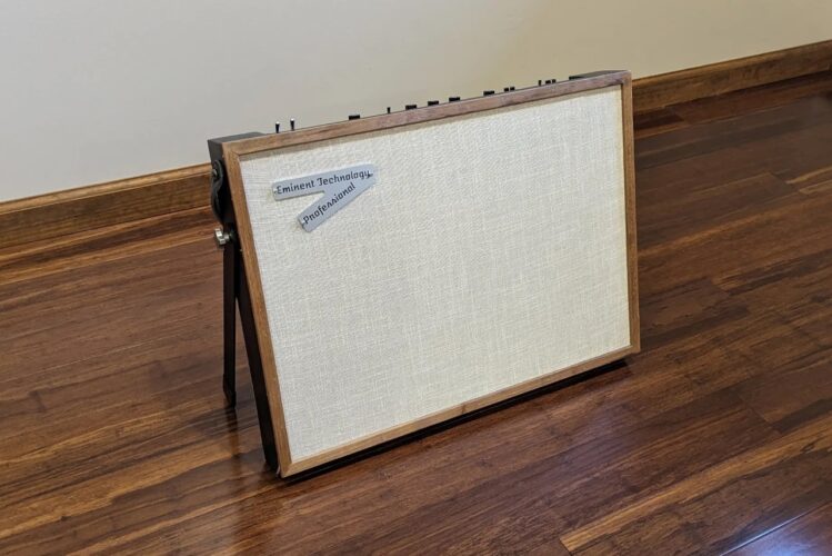 Este amplificador de guitarra de tela plana de 350 W é na verdade mais fino que a maioria das guitarras…