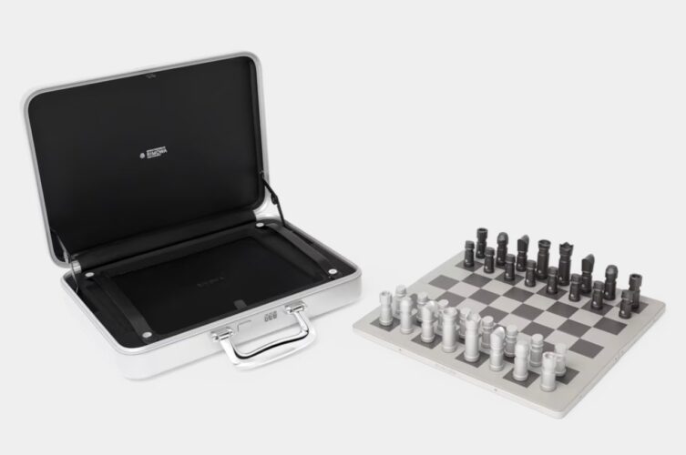 Rimowa Chess Attache oferece uma maneira luxuosa de transportar suas luxuosas peças de jogo