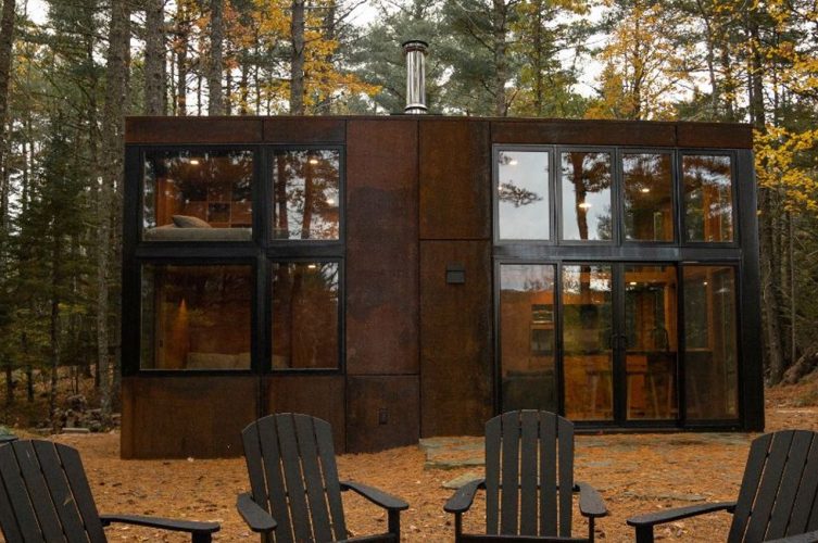 Cabana pré-fabricada no interior é a pitoresca fuga digna de um conto de fadas que você está procurando