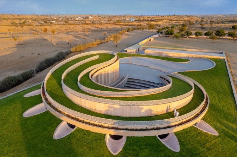 O Nokha Village Community Center é uma maravilha arquitetônica visionária no distrito de Bikaner, no Rajastão