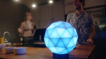 Esta luz inteligente é o que você obteria se uma bola de discoteca e uma lâmpada inteligente tivessem um bebê