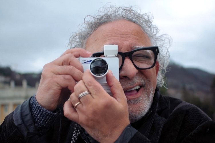 A menor câmera 4K sem espelho do mundo é tão pequena quanto uma GoPro e possui lentes intercambiáveis