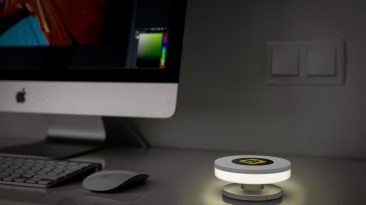 Dispositivo inteligente semelhante a um disco usa luz e vibração para fornecer alertas para deficientes auditivos
