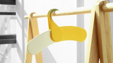 Adorável cabide em forma de banana incentiva as crianças a organizar seus guarda-roupas
