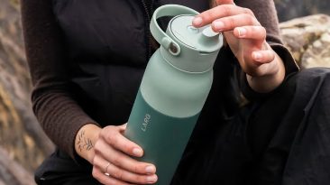 A LARQ projetou casualmente a garrafa de água autolimpante mais inteligente do mundo