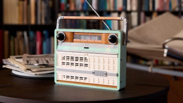 O LEGO RADIO REALMENTE TOCA MúSICAS E ATé PERMITE QUE VOCê ENCAIXE SEU SMARTPHONE PARA SUPORTE DO SPOTIFY