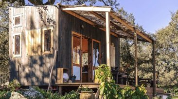 Esta pequena casa de madeira é a casa ideal para dois, que economiza espaço e é confortável