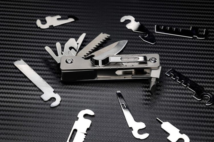 O canivete suíço modular DIY permite que você escolha exatamente quais ferramentas deseja em seu Multitool EDC