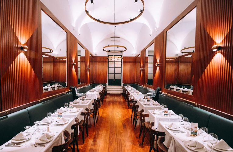 TRÊS MESAS, TRÊS DESTINOS: SABORES FRANCESES E TRADIÇÃO PORTUGUESA PARA ENTRAR EM 2026 TRÊS MESAS, TRÊS DESTINOS: SABORES FRANCESES E TRADIÇÃO PORTUGUESA PARA ENTRAR EM 2026